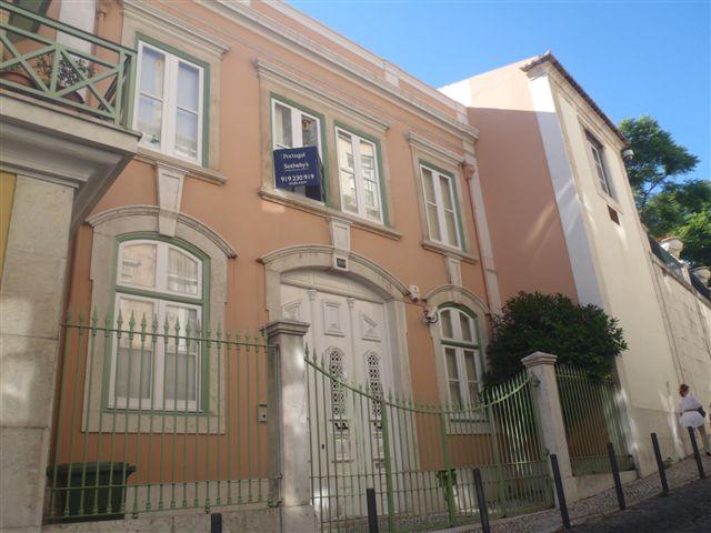 Principe Real House – Luxury 3 storey house with pool in the heart of historic Lisbon